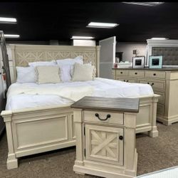 BOLANBURG ANTIQUE WHITE PANEL BEDROOM SET