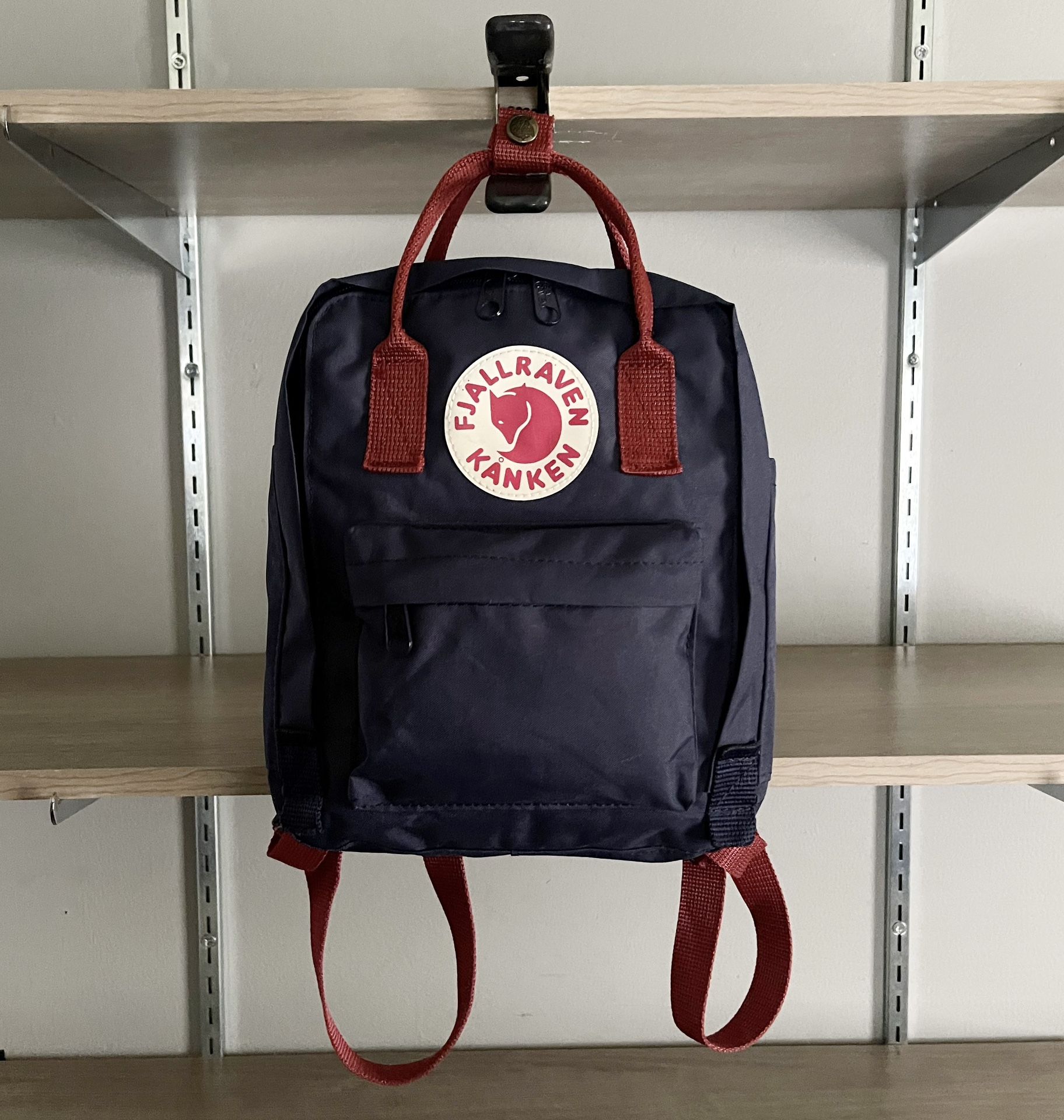 Fjallraven Kanken mini classic Backpack. Retail $90. Like new great condition! Great for everyday! Outdoor Durable, Water resistant, Quick-dryin