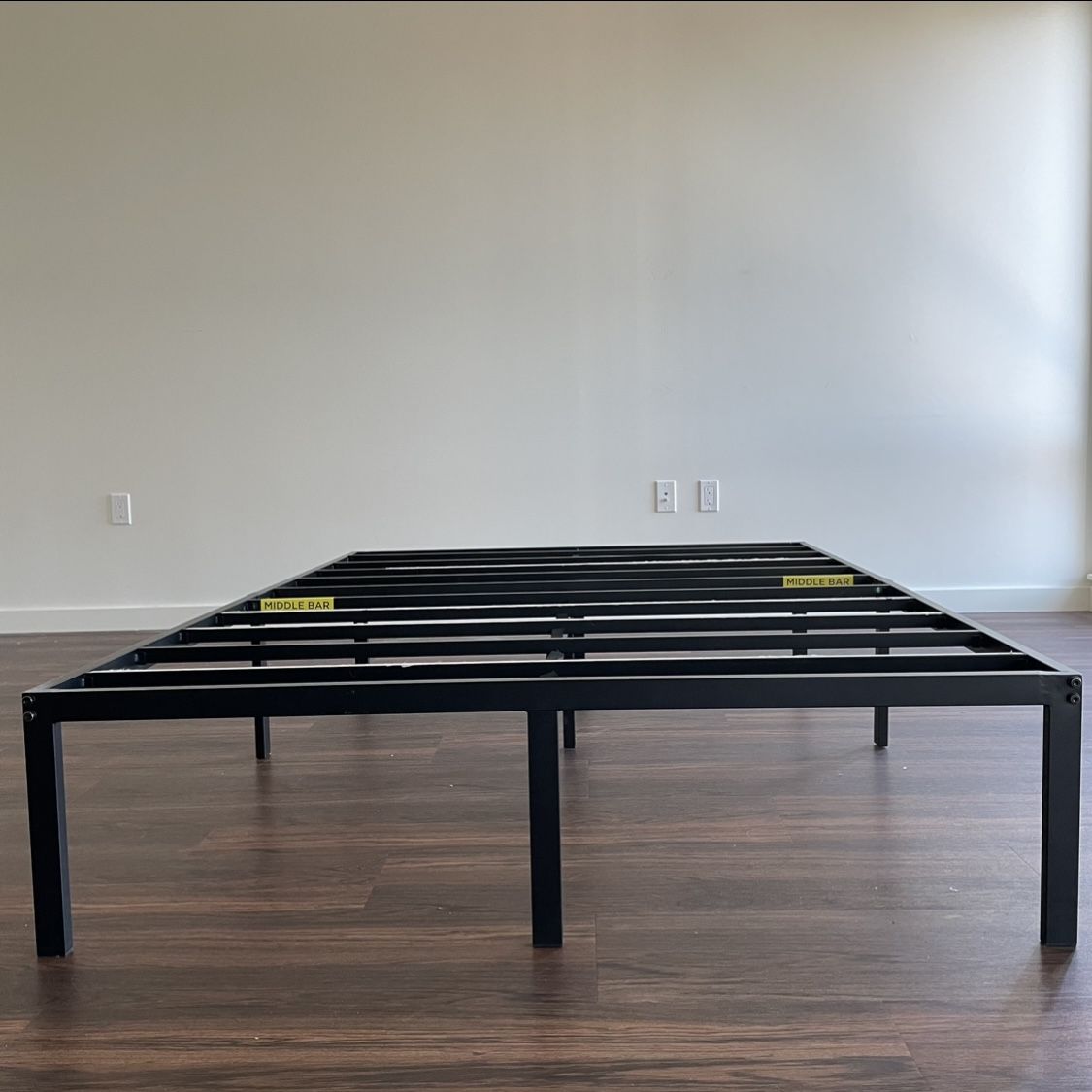 ZINUS Yelena 14 Inch Metal Platform Bed Frame / Steel Slat Support / No