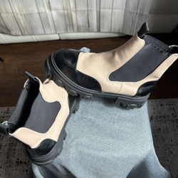 Women’s Cleated Low Chelsea Boot. Cream And Black Sz 7