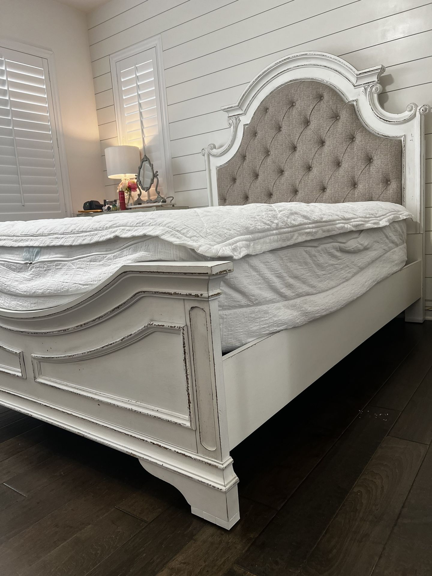 Queen Bed Jeromes Furniture