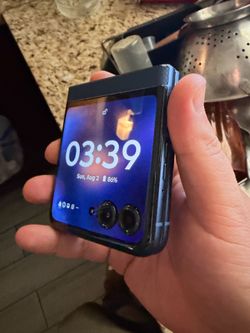 2025 motorola razr (unlocked) accepting trades.