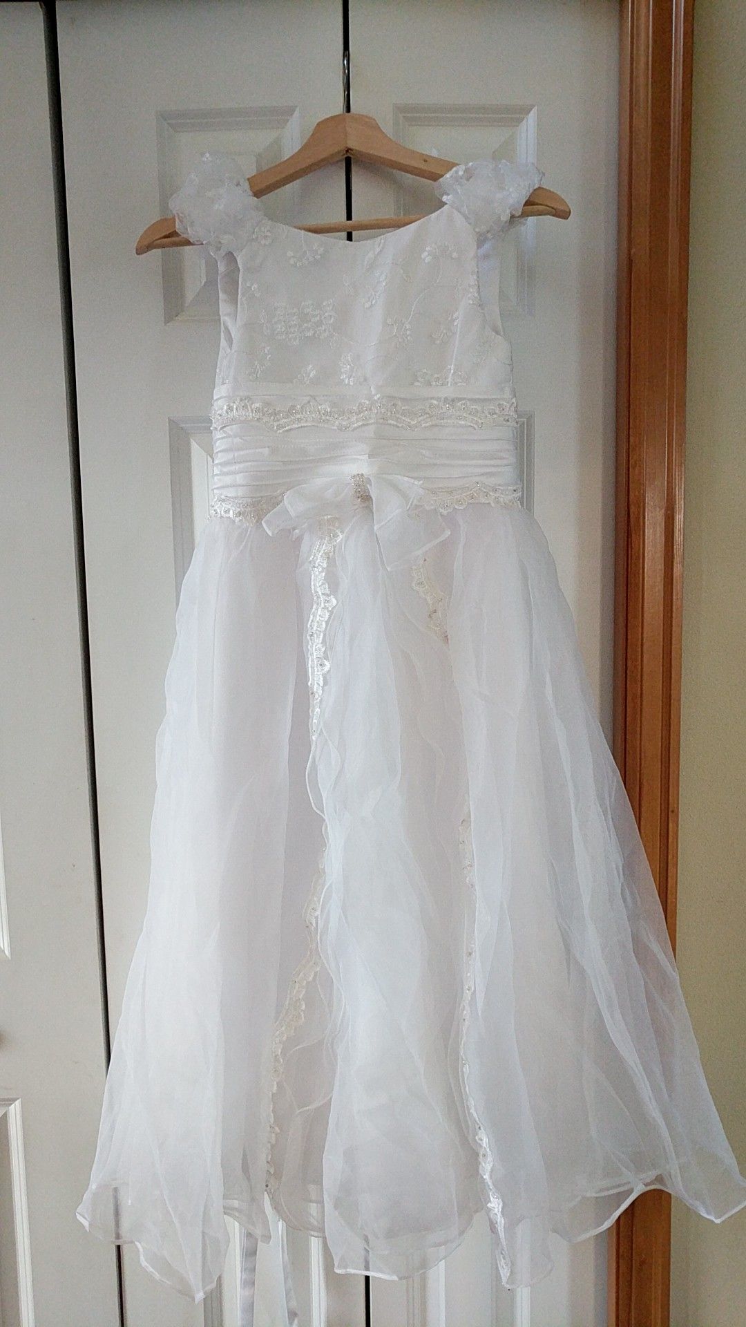 Communion Dress. White kids First Communion Dress Long Flower Girl Dresses (size 7-8)