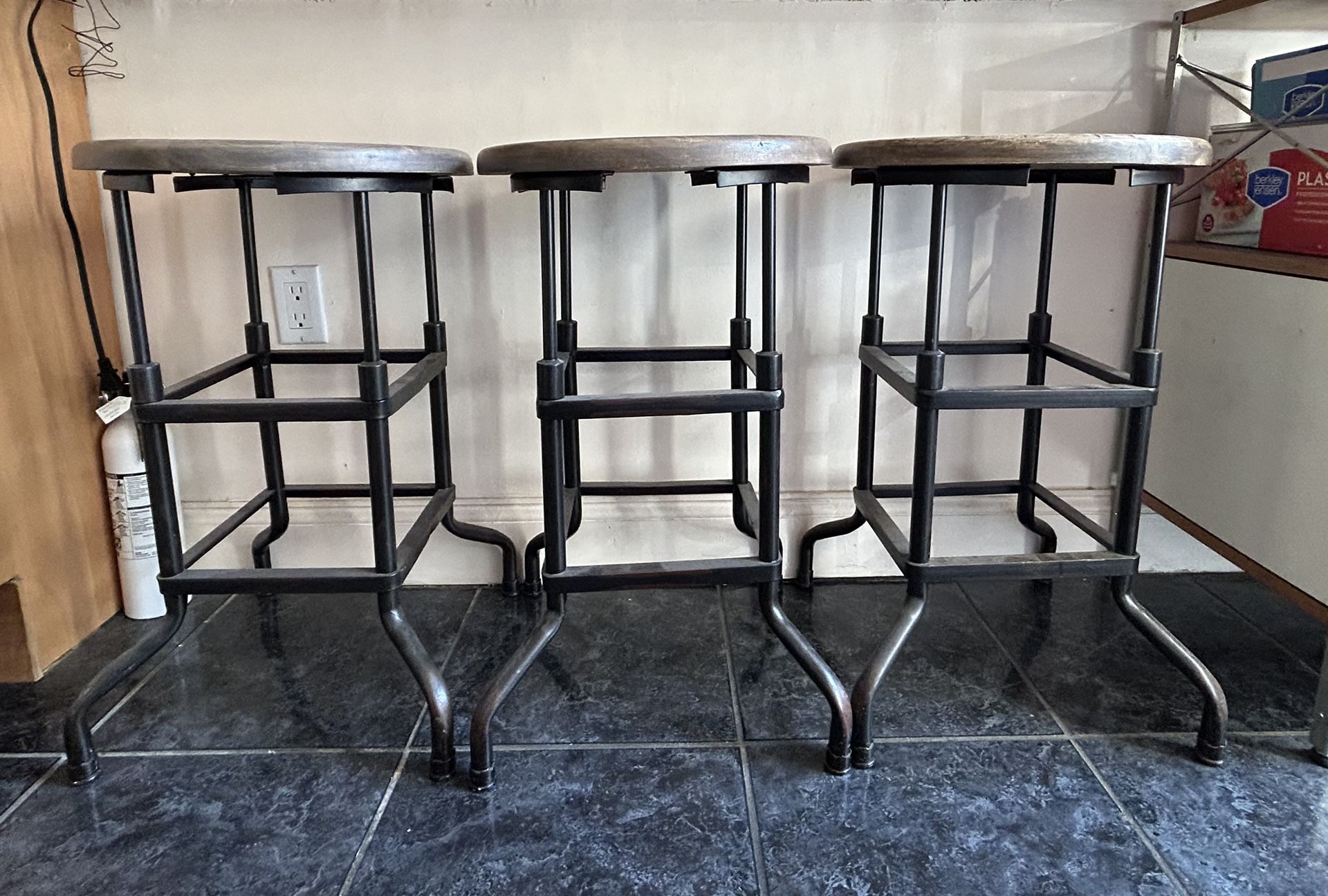 4 Bar Stool - Restoration Hardware (300)