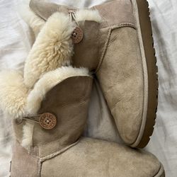 Beige Uggs