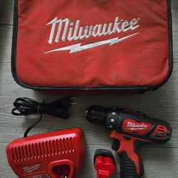 Milwaukee 3/8" Drill Kit W/ Bag, Charger