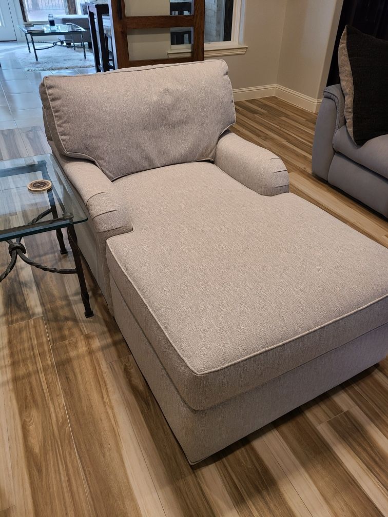 2 Haverty’s Chaise Lounge Chairs