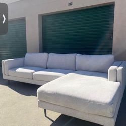 Living Spaces Sectional Couch 🛻Delivery Available🛻