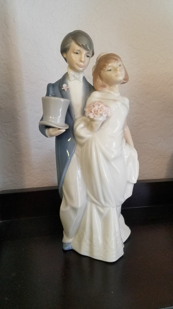 Lladro bride and groom figurine