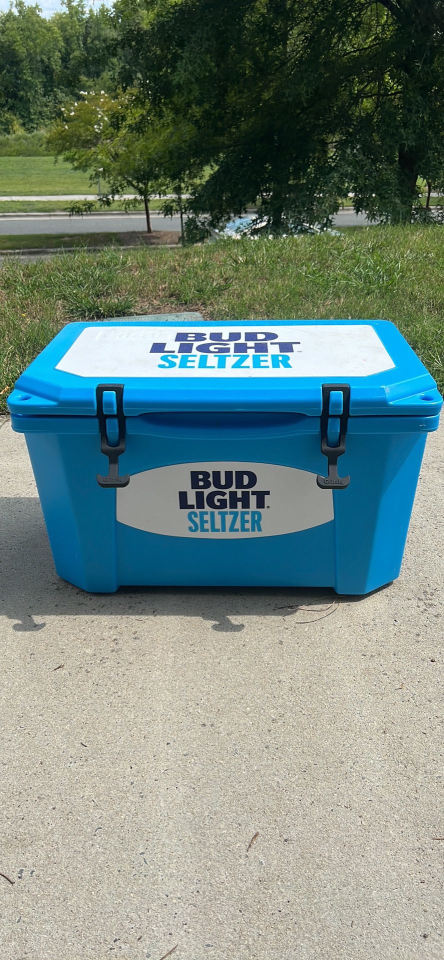 Grizzly 40 Bud Light Seltzer Cooler (retail $319)