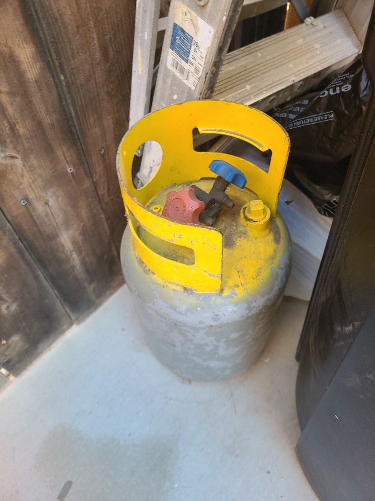 R-12 Refergerant . Over 10 Bls. 40.00 