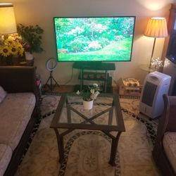 EXCELLENT CONDITION  CENTRAL / END TABLE, MADE WITH METAL AND GLASS, BEAUTIFUL.  $30
