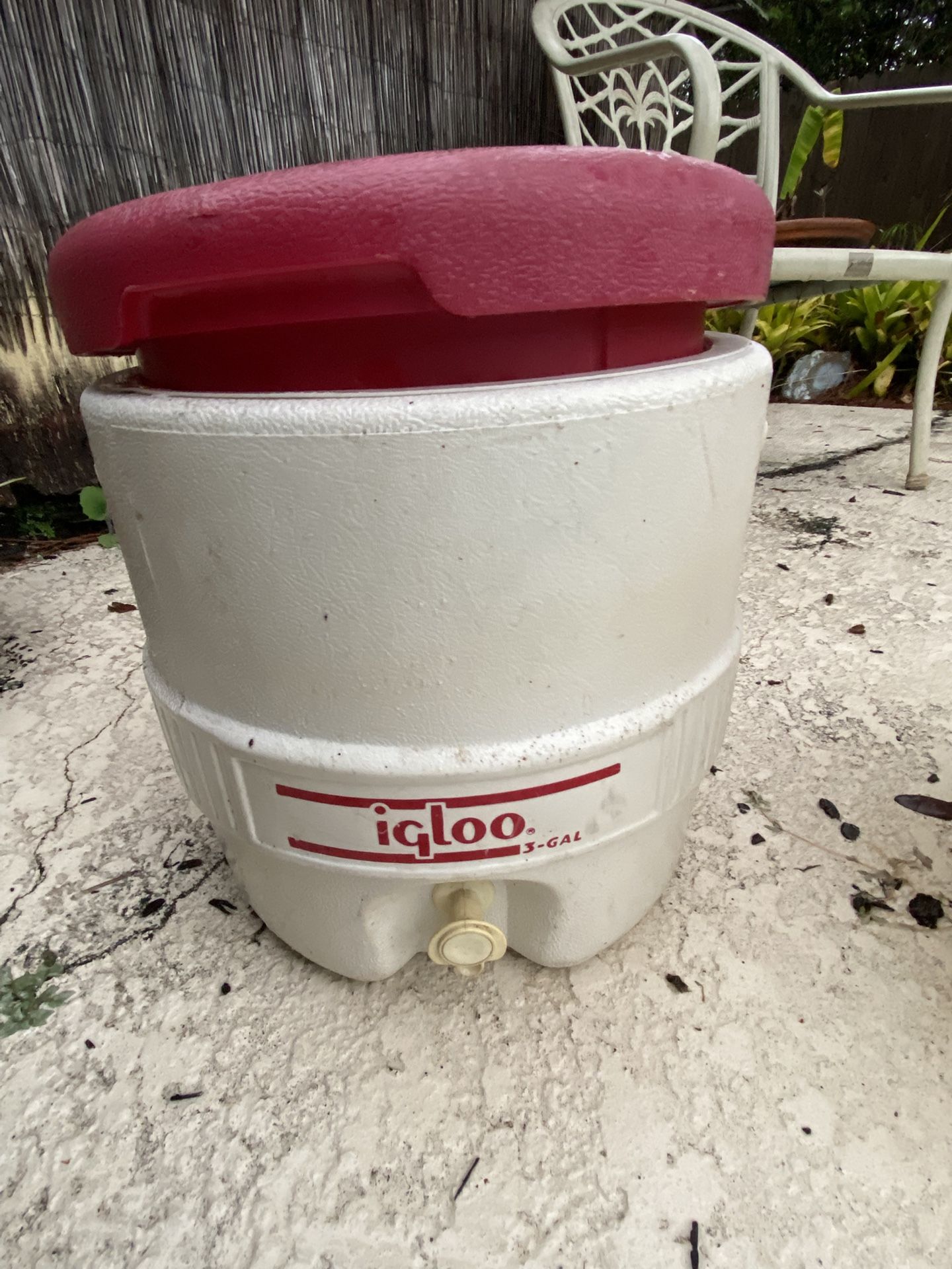 VINTAGE IGLOO 3 GALLON HEAVY DUTY DRINKING WATER CARRY COOLER WHITE W/ RED TOP,