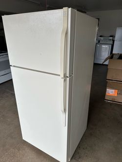 GE Refrigerator (1 month warranty)