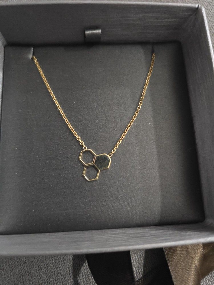 14kt Pendant With Necklace