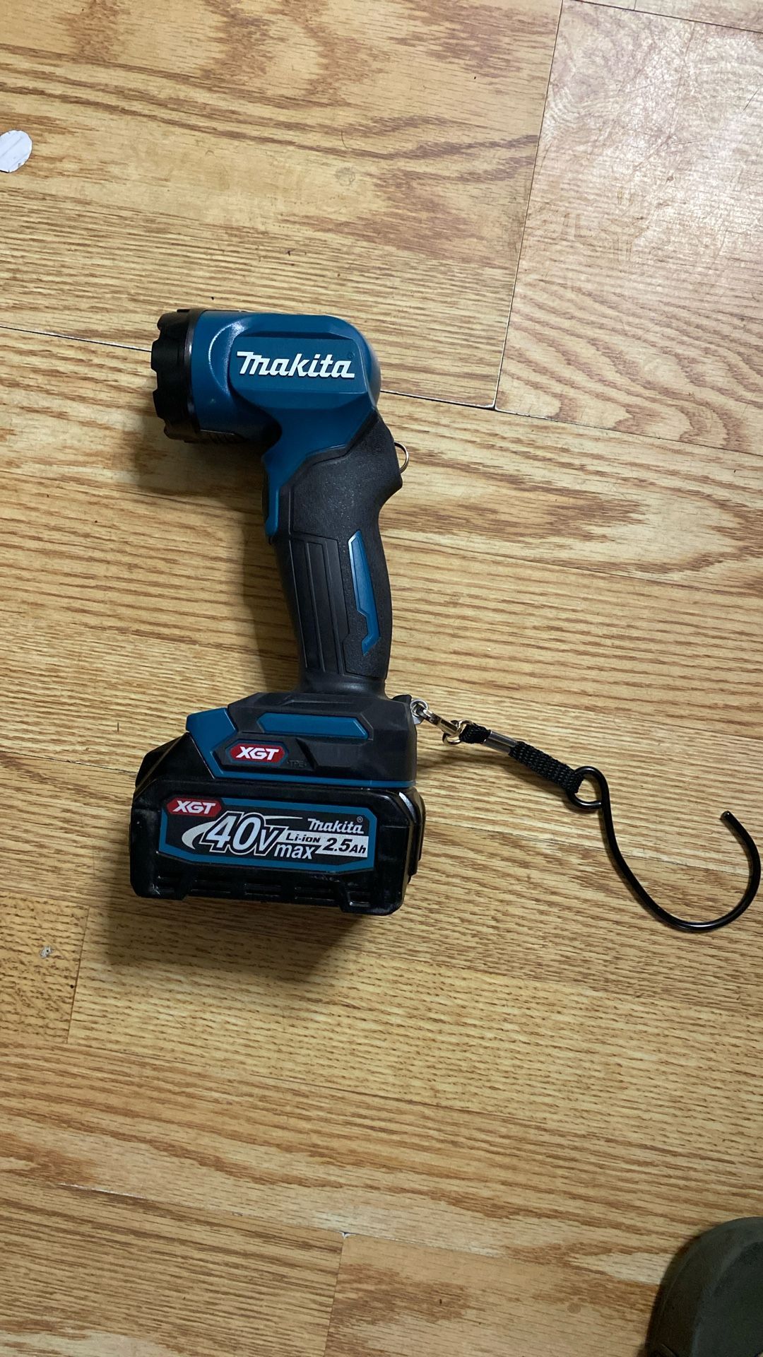 Makita Light With Xgt 40v Max 2.5 Ah Li-ion With Battery No Charger 