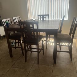 Dining Room Table And Chairs (6) With Leaf 
