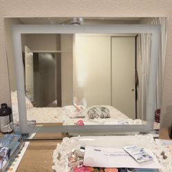 Vanity Mirror With Ring Light