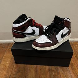 Jordan 1 Mid Boy Size 7y