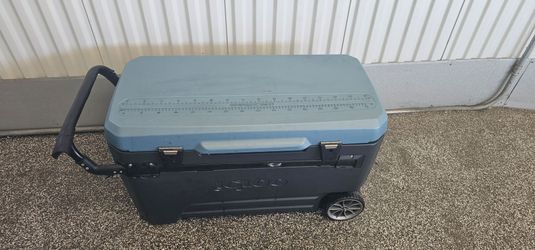 Igloo Sunset Glide 110-Quart Wheeled Cooler