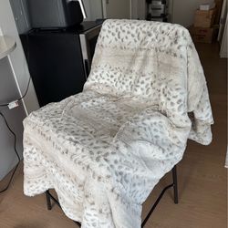 White cheetah blanket