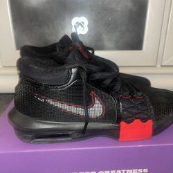 LeBron James Witness 8 - Mens size 11