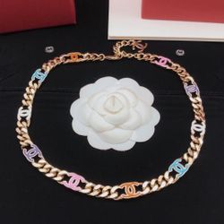 Fashionable colorful necklace