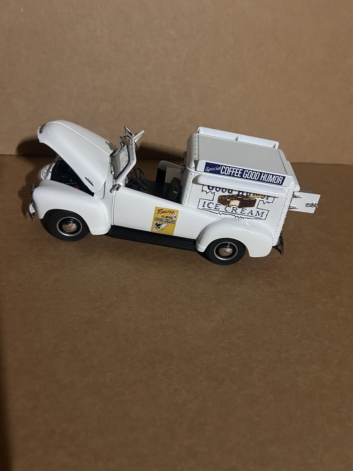 Diecast Danbury Mint Diecast Vehicle 1:24 Scale - 1953 Good Humor Ice Cream Truck