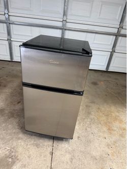 MIDEA MINI FRIDGE WITH SEPARATE TOP FREEZER. GREAT  CLEAN CONDITION. NO SMOKING NO PETS HOME. LIKE NEW CONDITION . $150.00  OR BEST OFFER.