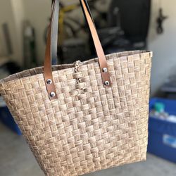 Stylish Straw-Look Tote Bag for Women – Durable Plastic Woven Design