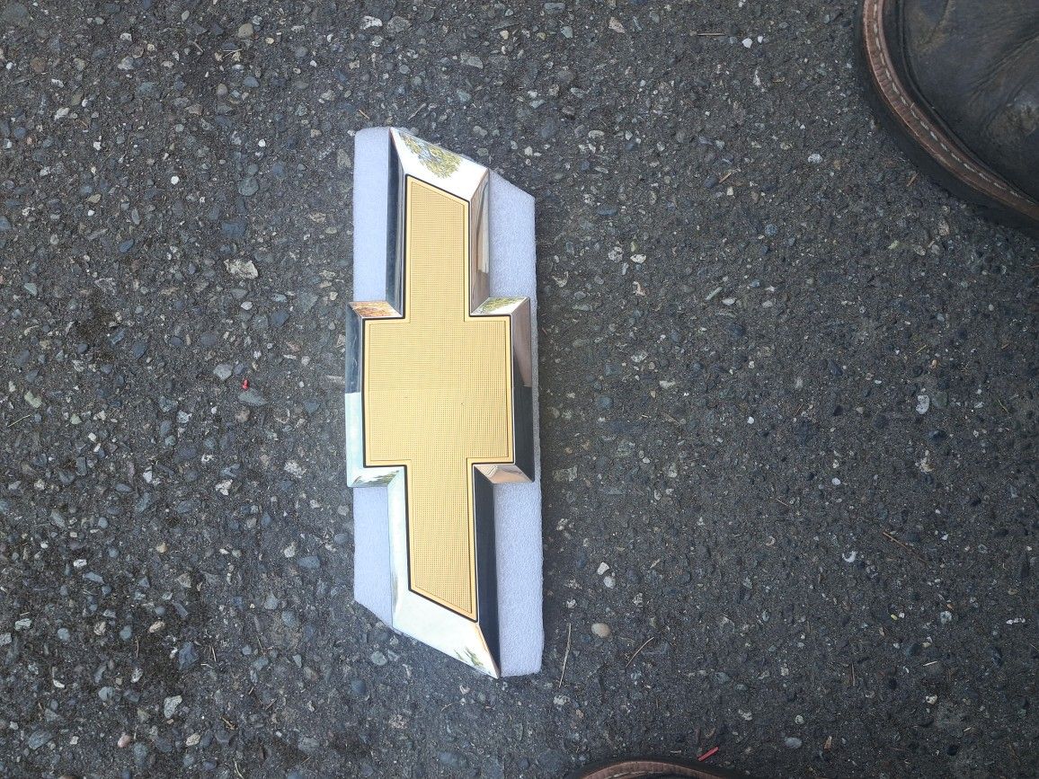 Factory Front Grill Emblem For 2015 Chevrolet Silverado