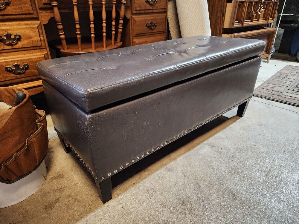 Grey storage bench
- Coffee Table - The lid has a slow close
