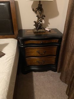 2 Nightstands With 2 Lamps