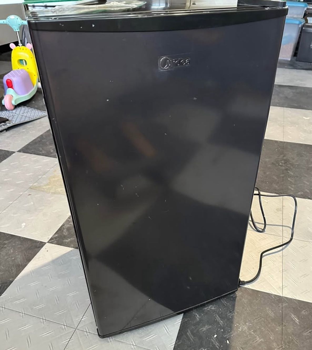 Midea Compact Refrigerator, 3.3 cu ft