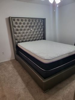 NEW Queen-Size PILLOW TOP MATTRESS and BOX SPRING. Bed frame not included 👍