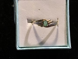10 kt gold emerald and diamond ring