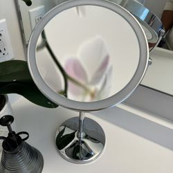 8" Lighted Makeup Mirror