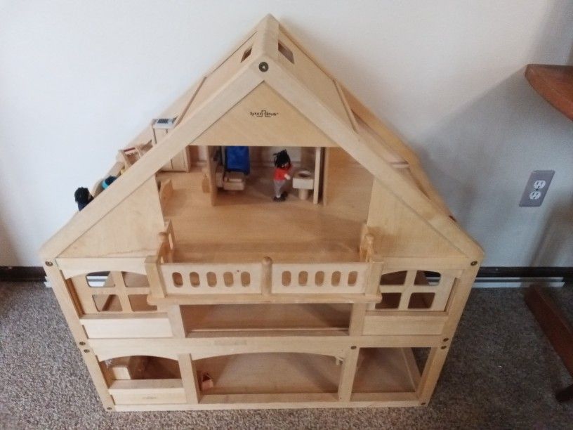 Ryan's Room Dollhouse W/Furniture & Dolls