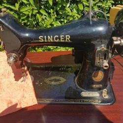 Antique Singer sewing machine model 99k with cabinent