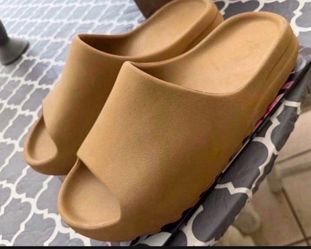 Men's Yeezy Slides Size 12 in excellent condition