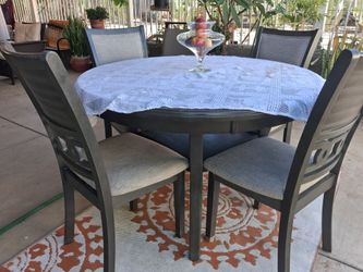 Juego de comedor de madera,4sillas y una extra gratis tapiz limpio