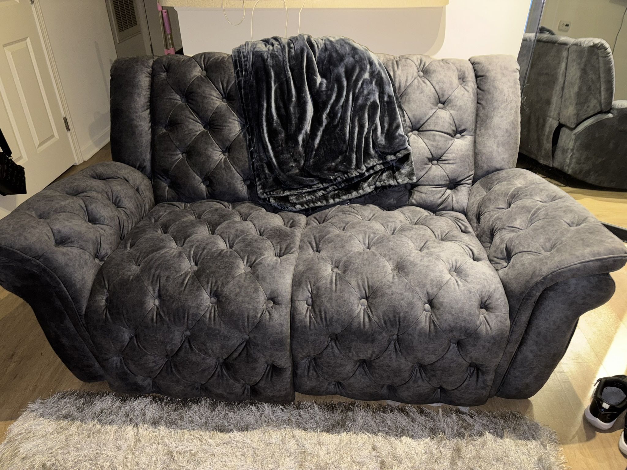 2 Piece Reclining Couch Set. 