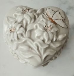 Vintage Lenox "Butterfly's Delight" Porcelain Heart Trinket Box (3"x3").
