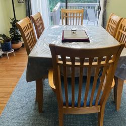 Six seater dining table with an extendable leaf (solid Wood)