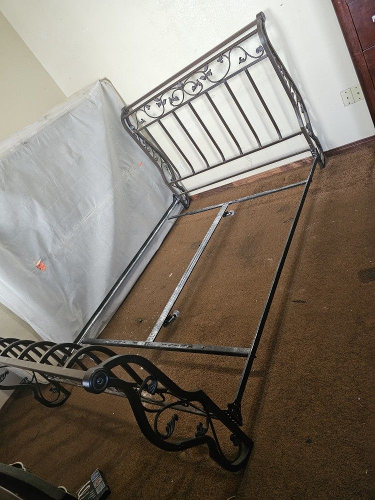 Metal Iron Queen Bed Frame 77021