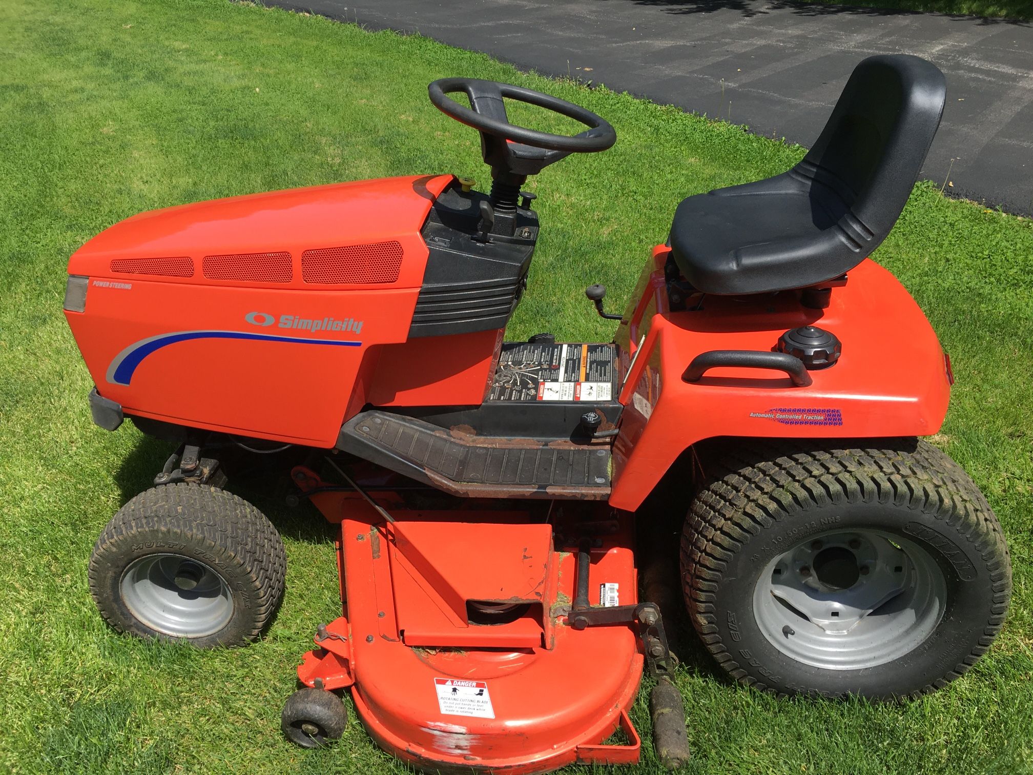 (20% Price cut) SIMPLICITY LANDLORD DLX TRACTOR / MOWER