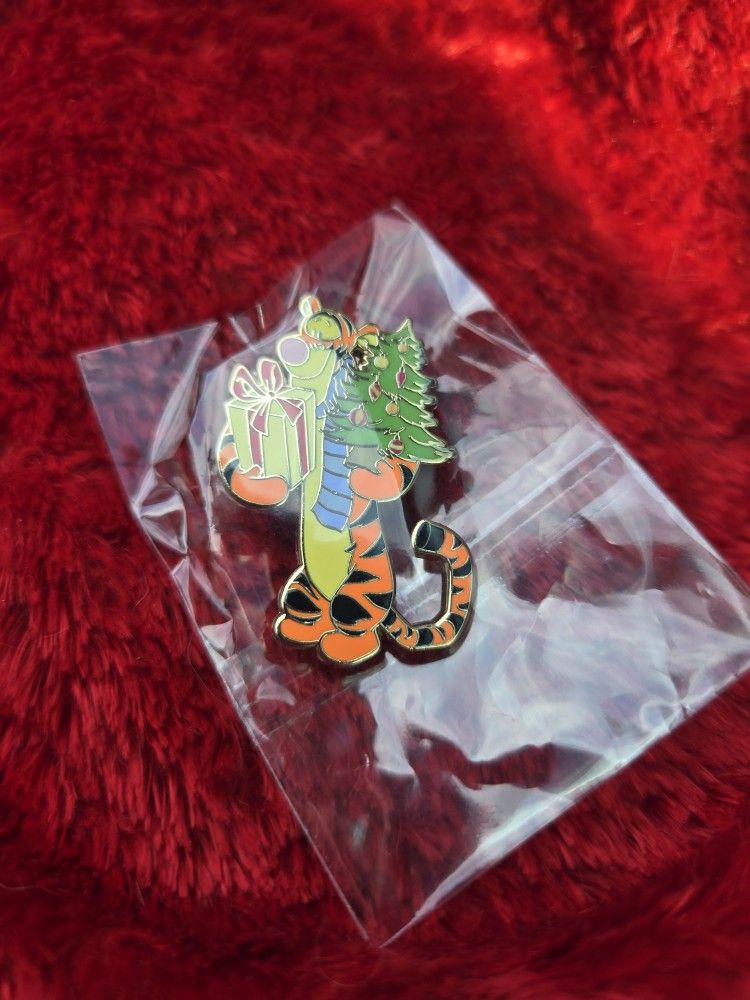 Winnie the pooh Ghiradelli Soda Shop DSSH Toys for tots LE400 Tigger pin
