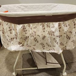 Gently Used Newborn Bassinet for Sale – Excellent Condition