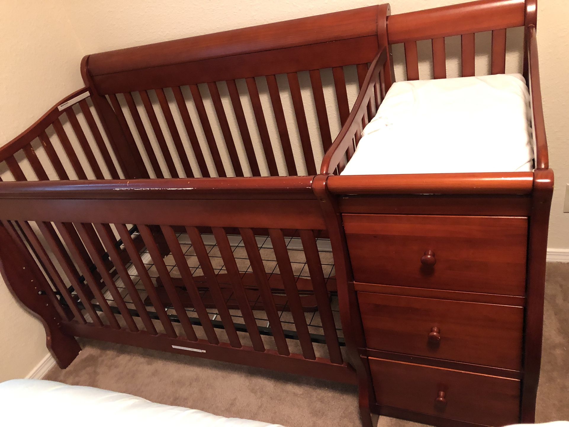 Baby crib that converts into a twin bed no mattress also has attached changing table