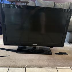 Samsung 32” LCD HDTV LN32C540F2D w/ Stand – 720p